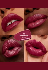 Quatre gros plans de lèvres présentant le rouge à lèvres crème "Bombshell Red" dans une teinte de baies profonde avec des finitions brillantes et mates.