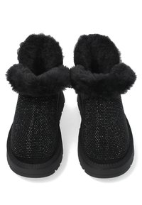 Czarne buty ze strukturalną powierzchnią ozdobioną błyszczącymi detalami. Wnętrze wyściełane jest miękkim sztucznym futerkiem, co nadaje im przytulny wygląd.