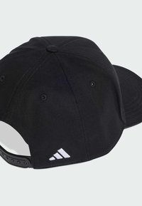 Gorra de béisbol negra, hecha de tela, con una visera curvada, correa ajustable y detalles del logo en blanco en la parte posterior.