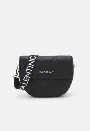 Czarna pikowana torba na ramię z złotym logo "Valentino", klapą oraz szerokim paskiem z nadrukiem "Valentino" białymi literami.