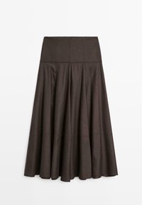 Gonna svasata marrone realizzata in tessuto morbido. Presenta un cinturino aderente, un design plissettato e una texture liscia e fluente. L'orlo arriva a metà polpaccio.