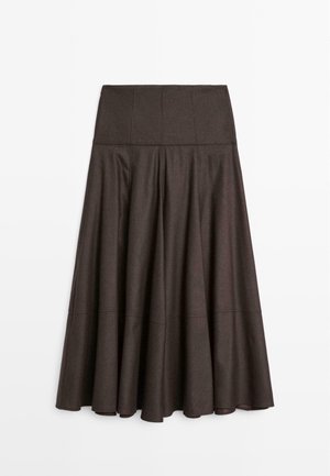 Brauner, ausgestellter Rock aus weichem Stoff. Verfügt über einen taillierten Bund, Falten-Design und eine glatte, fließende Textur. Der Saum reicht bis zur Mitte der Wade.