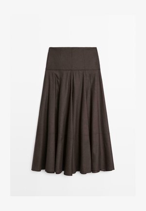 Brąskowa spódnica w kształcie dzwonu, wykonana z miękkiego materiału. Posiada dopasowany pas, plisowany krój oraz gładką, płynącą teksturę. Długość spódnicy sięga połowy łydki.