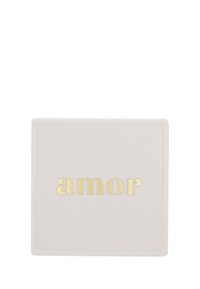 Placca ceramica quadrata in un morbido beige con finitura testurizzata; presenta la parola "amor" in caratteri grassetto di colore oro metallico.