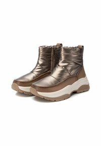 Botas de tobillo marrones hechas de material brillante y acolchado con una suela amortiguada. Cuentan con un cierre de cremallera lateral y acentos texturizados en la media suela.