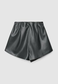 Pantaloni corti neri in pelle con una texture morbida, cintura elastica e design morbido, caratterizzati da un'ampia apertura delle gambe per comfort e facilità di movimento.
