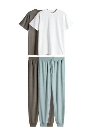 Deux ensembles de vêtements décontractés avec hauts à manches courtes et pantalons de jogging longs dans des couleurs marron atténué, blanc et bleu clair.