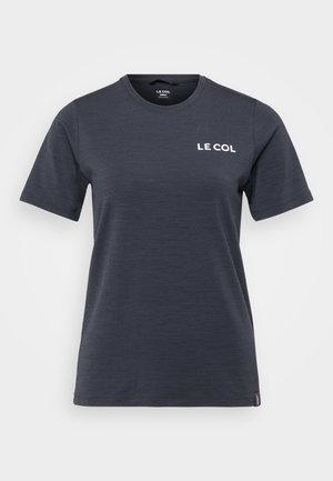 Mørkeblå kortermet t-skjorte laget av et mykt stoff. Har rund hals og en hvit "LE COL" logo på brystet.