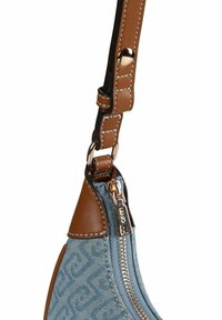 Borsa in denim azzurro chiaro con dettagli in pelle marrone, dotata di una cerniera e una trama decorativa. Tracolla regolabile con dettagli in oro.