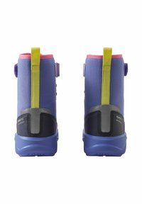 Fioletowe wodoodporne botki z różowymi i żółtymi akcentami, wyposażone w solidną szaro-czarną osłonę pięty oraz regulowane paski zapewniające pewne dopasowanie.