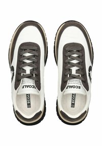 Weiße Sneakers mit grauen Wildlederakzenten, runder Zehenpartie, Schnürdesign und schwarzen Gummisohlen. Mit einem Logo an der Seite und einem gemusterten Einlegesohle.