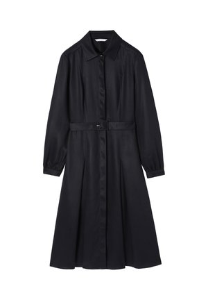 Zwarte jurk van gladde stof, met een kraag, knoopsluiting en een ceintuur in de taille. Lange mouwen met knoopmanchetten en een uitlopende zoom.