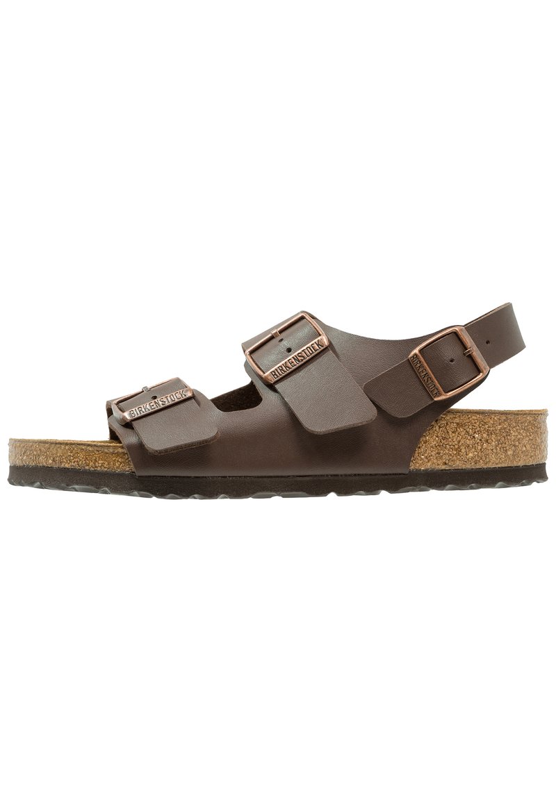 Sandalias Birkenstock de color marrón oscuro con dos correas ajustables con hebillas, plantilla de corcho y suela de goma texturizada.