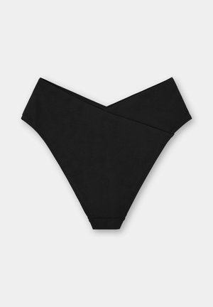 Czarne bikini z wysokim stanem i złożonym paskiem na jednolitym jasnoszarym tle.