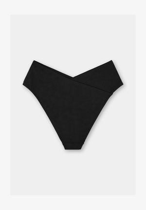 Czarne bikini z wysokim stanem i złożonym paskiem na jednolitym jasnoszarym tle.