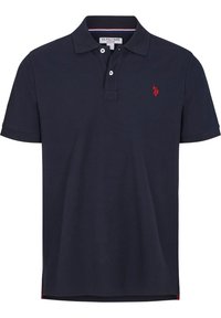 Granatowa koszulka polo z bawełny, z trzema guzikami, krótkimi rękawami i czerwonym, haftowanym logo na lewej piersi.