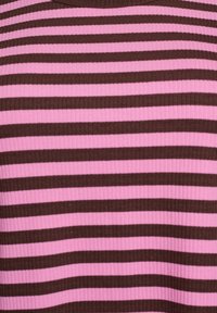 Haut à côtes verticales avec des rayures alternées rose et marron. Le tissu a une surface texturée et un col rond.