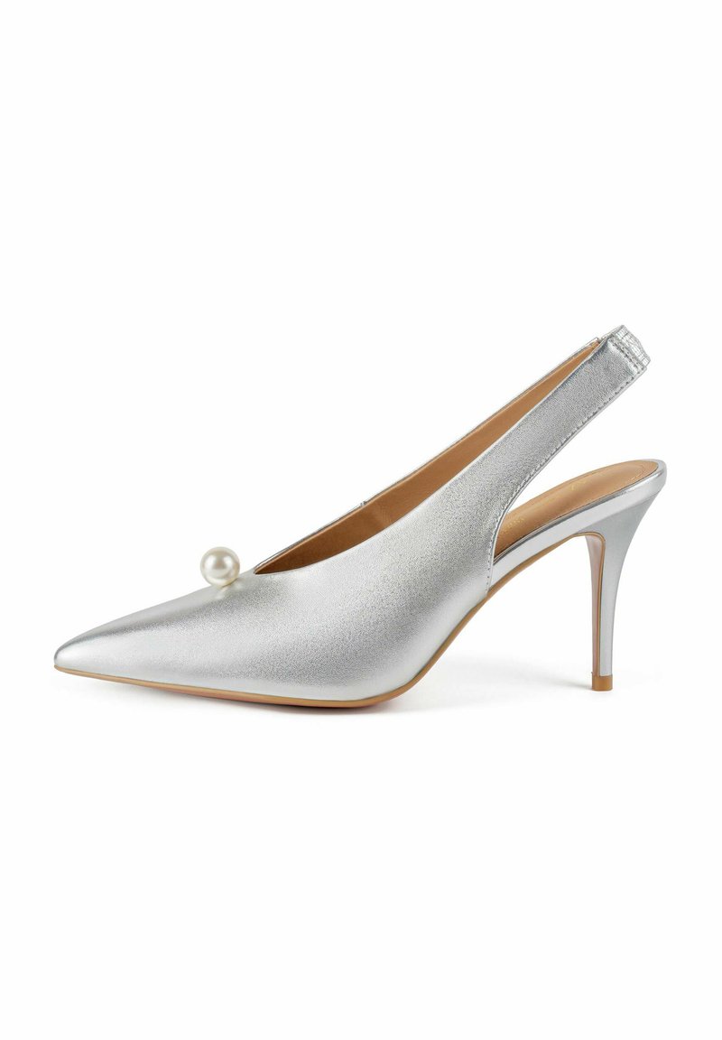 Srebrna slingback visokog potpetica s oštrim nosom, teksturiranom završnom obradom, bisernim akcentom i tankim dizajnom potpetice.
