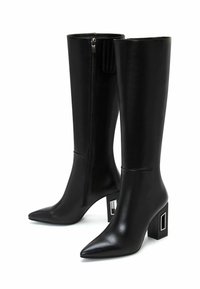 Zwarte leren kniehoog boots met een spitse neus, geometrische blokhak en zijritsdetail. Gladde textuur met een strakke uitstraling.