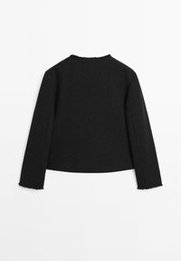 Černá zkrácená bunda vyrobená z texturované tkaniny, s dlouhými rukávy a čistým výstřihem s třepenými okraji na lemu a rukávech.