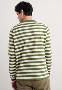 Langsleeve shirt met groene en witte horizontale strepen, gemaakt van zachte stof, met een ronde halslijn en een losse pasvorm. Verfraaid met een subtiele textuur.