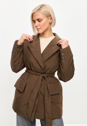 SHORT BELTED PUFFER WITH FLAP POCKETS  - Donsjas - khaki