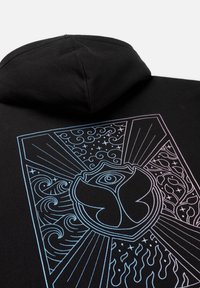 Zwarte hoodie met een kleurrijk, abstract ontwerp met een centraal embleem, golven en sterrenpatronen, bedrukt in blauwe en roze tinten.