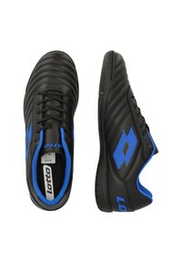 Svarta atletiska skor med blå accenter, med en texturerad läderovandel, vadderad krage och gummisula. Inkluderar en logotyp på sidan.