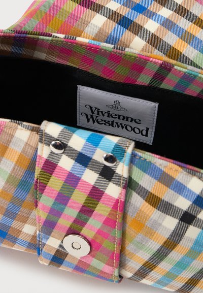 Πολύχρωμη τσάντα από καρό ύφασμα με ασημένιο κουμπί κούμπωμα και ετικέτα Vivienne Westwood στο εσωτερικό με μαύρη φόδρα.
