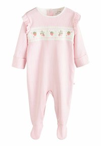 Roze en witte gestreepte babyromper met gerimpelde schouders, een geborduurd bloemenpaneel met aardbeien en voetjes.