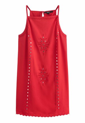 Červené šaty bez rukávov s vyšívanými kvetinovými vzormi, očkovou výšivkou pozdĺž predných strán a švihadlovým lemom.