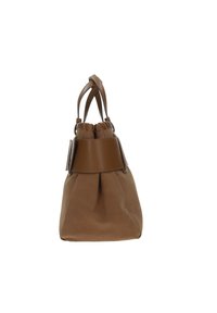 Borsa a secchiello in pelle marrone con un bordo arricciato, texture liscia, tracolla piatta e una ampia fascia in vinile. Presenta una base svasata.