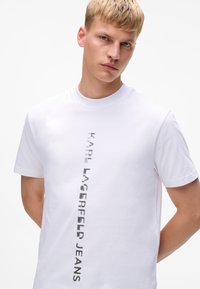 Karl Lagerfeld Jeans VERTICAL LOGO - Potiskana majica - white