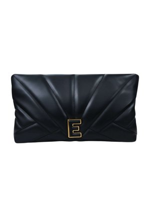 Borsa clutch in pelle nera con cuciture geometriche trapuntate e un emblema a forma di lettera "E" dorata al centro sul davanti.
