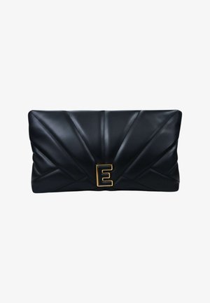 Borsa clutch in pelle nera con cuciture geometriche trapuntate e un emblema a forma di lettera "E" dorata al centro sul davanti.