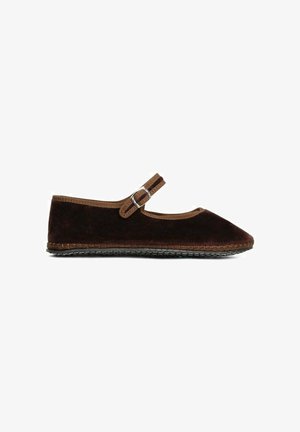 Ballerina flat in camoscio marrone con cinturino alla Mary Jane, caratterizzato da una piccola fibbia metallica e suola in gomma, rifinito con un dettaglio intrecciato sui bordi.