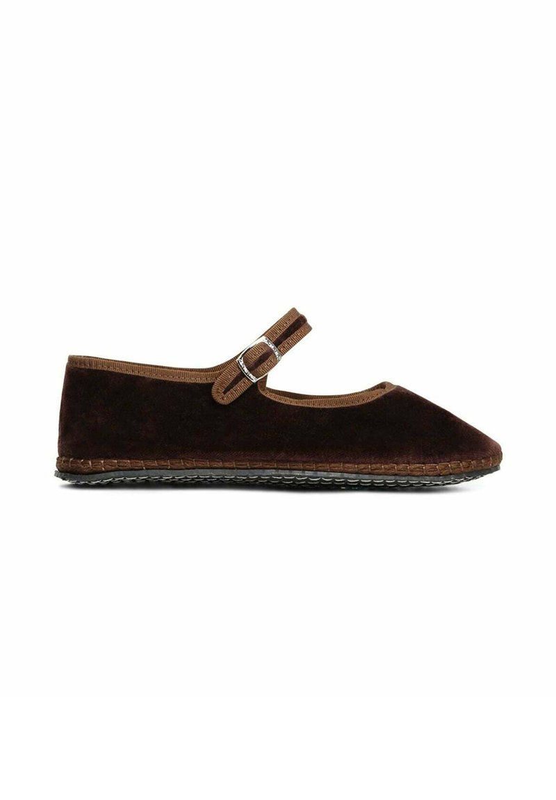 Bruine suede ballerina flats met een Mary Jane-bandje, voorzien van een kleine metalen gesp en een rubberen zool, accentueert door een geweven randdetail.