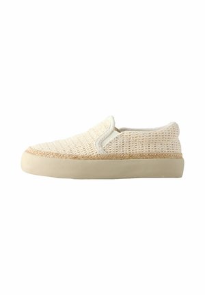 Chaussure basse à enfiler avec dessus en tissu beige tressé, bordure en jute et semelle épaisse en caoutchouc beige clair vue de côté.