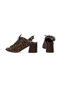 Leopardenmuster Slingback-Schuhe mit offenem Zehenbereich und einem braunen Holzblockabsatz. Sie verfügen über eine Schnürdetail und einen verstellbaren Schnallenverschluss.