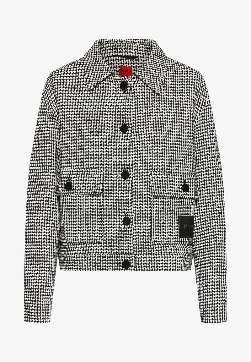 Veste à motif pied-de-poule noir et blanc avec boutons noirs, deux poches avant à rabat, col et étiquette rouge HUGO à l'intérieur du col.