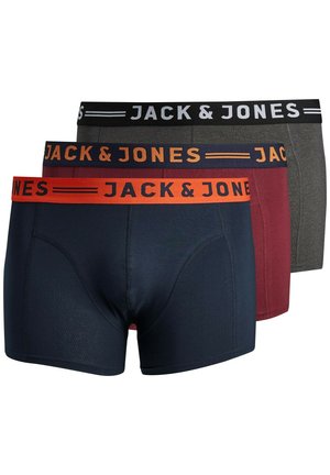 Drie paar herenboxershorts in marineblauw, bordeauxrood en donkergrijs, met elastische tailles die "JACK & JONES" in contrasterende kleuren tonen.