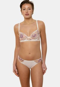 Ensemble de soutien-gorge en dentelle et sous-vêtements blanc avec des motifs floraux en rose et violet. Présente des textures douces et des bretelles fines et réglables.
