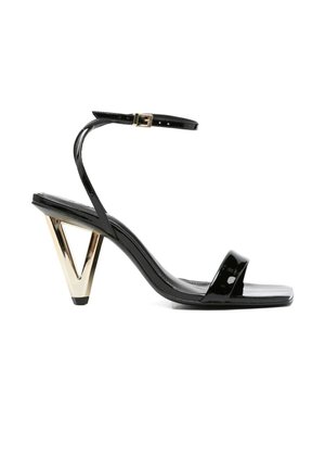 Sandalo con tacco alto in pelle verniciata nera, punta quadrata, cinturino alla caviglia con fibbia e tacco a blocco triangolare dorato.