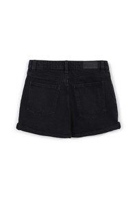 Shorts in denim nero con orlo arrotolato, dotati di due tasche posteriori e di un'etichetta in vita. Il tessuto presenta un aspetto liscio e strutturato.