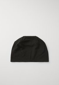Sort beanie-hat lavet af blødt materiale. Har en glat tekstur og en enkel, rund form med en syet detalje langs båndet.