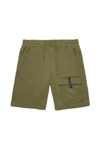 Pantaloni scurți de culoare verde măsliniu, dintr-un material moale, având un tiv elastic, șnur de ajustare, două buzunare laterale și un buzunar frontal cu hardware.