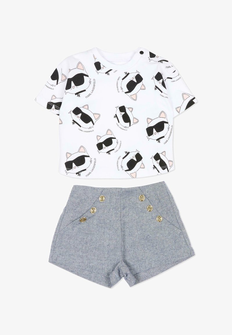 Biała koszula z krótkim rękawem, na której nadrukowano twarze kotów w okularach przeciwsłonecznych, zestawiona z szarymi szortami ozdobionymi złotymi guzikami.