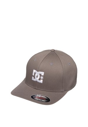 Szara czapka z daszkiem typu snapback marki DC z białym haftowanym logo z przodu oraz czarną naklejką z rozmiarem na daszku.