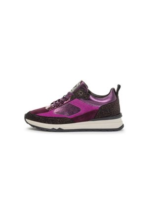 Paarse sport sneaker met gemengde materialen: glanzend leer, suede en textuuraccenten. Heeft een dikke witte zool en bijpassende veters.