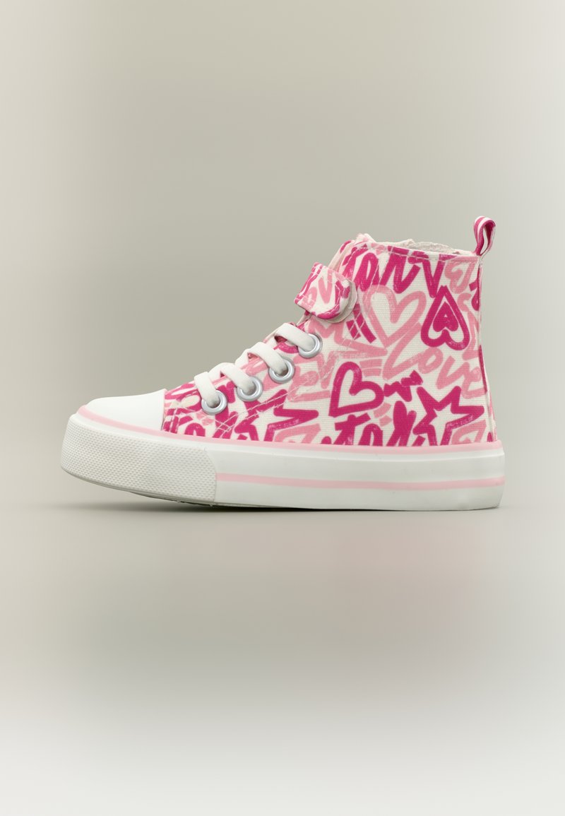 Αθλητικό παπούτσι με ψηλό πάνω μέρος, λευκή σόλα, ροζ και λευκά κορδόνια, και ροζ μοτίβα καρδιάς και αστεριού σε στυλ γκράφιτι στο υφασμάτινο πάνω μέρος.